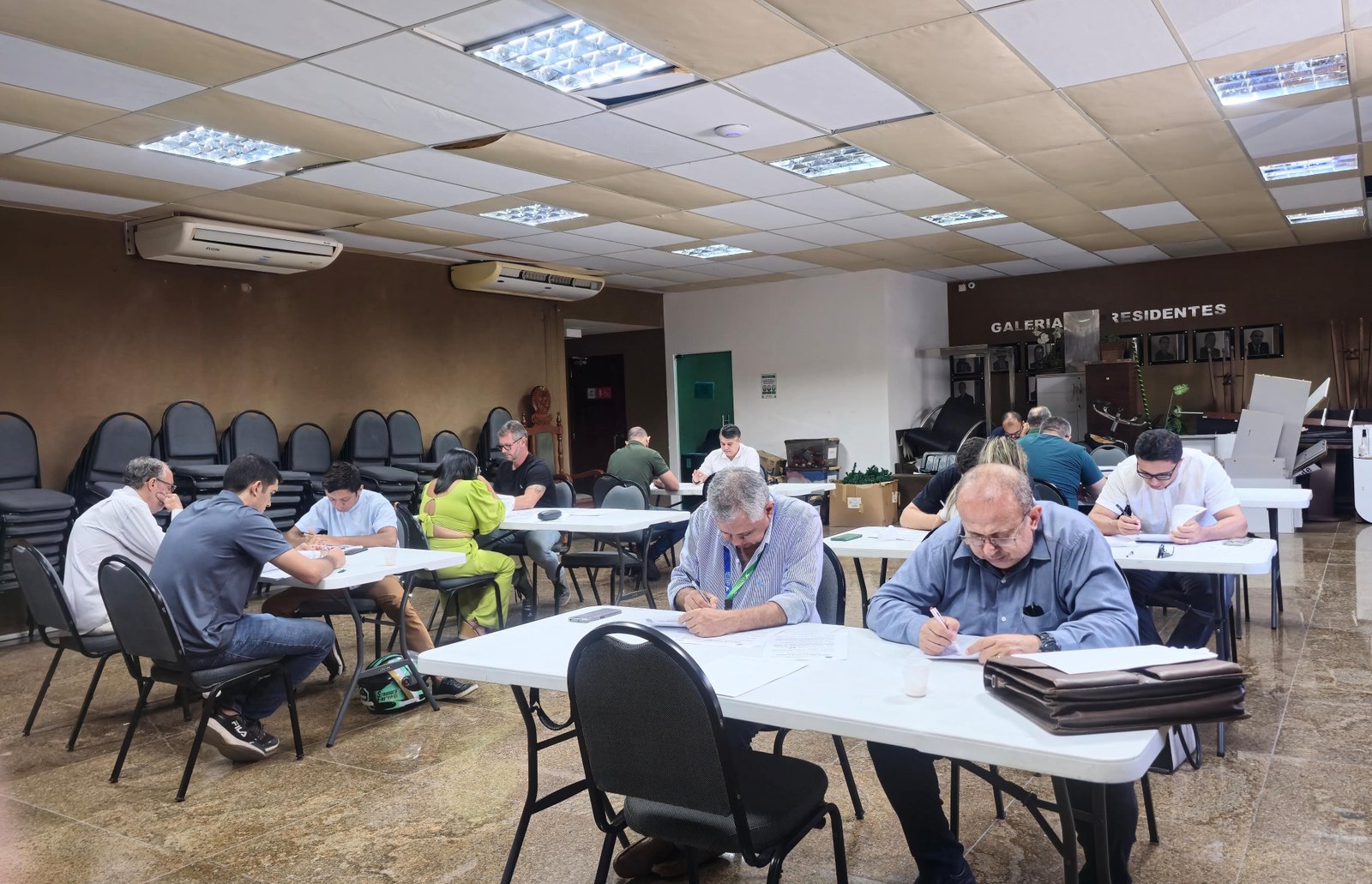 Corretores de imóveis realizam prova do curso de avaliação, do PROECCI 